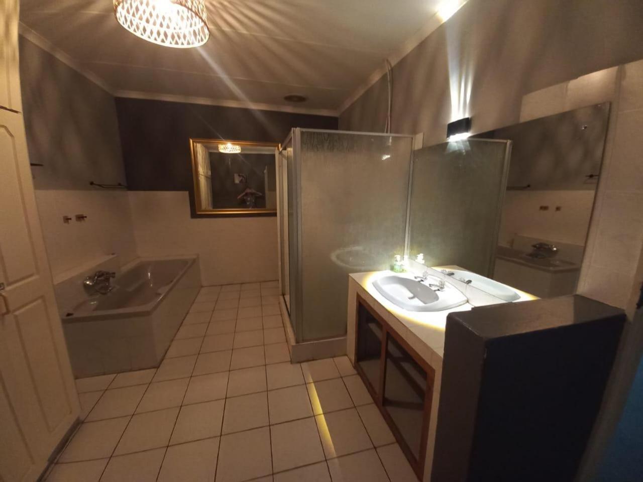 Anri Guesthouse Bloemfontein Ngoại thất bức ảnh